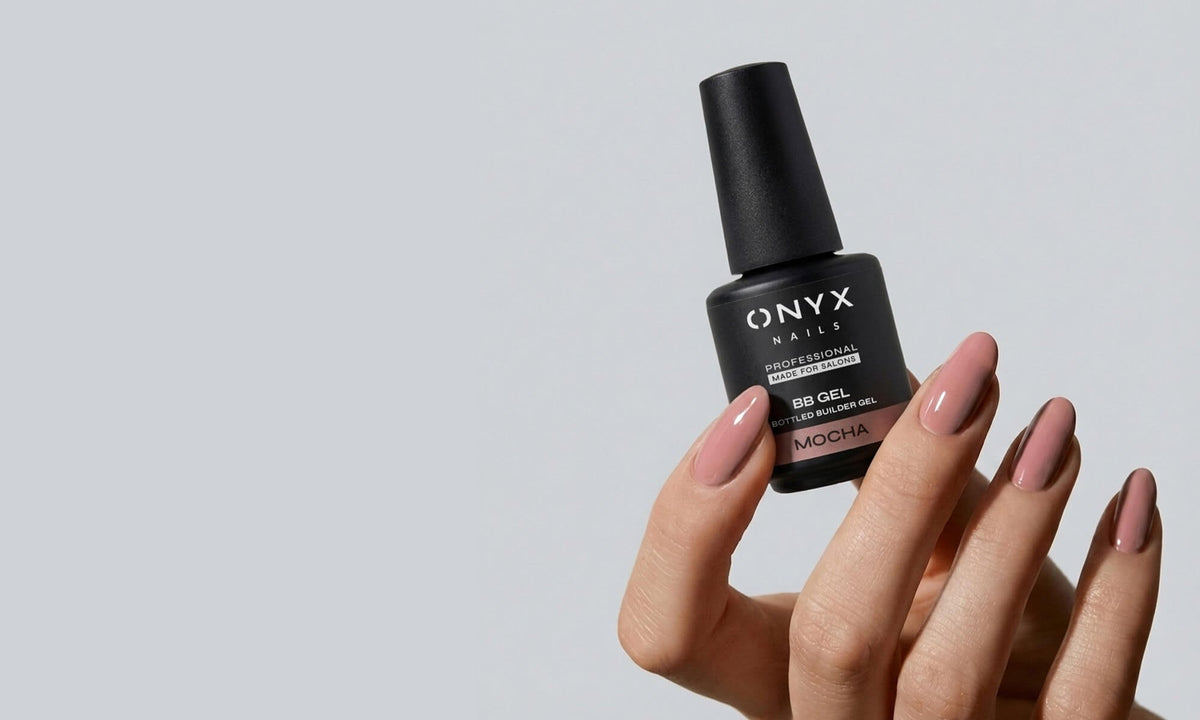 Χέρι με nude νύχια κρατά το ONYX BB Gel Mocha