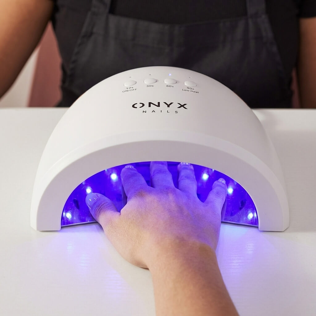 Полимеризация гель-лака в UV/LED лампе ONYX